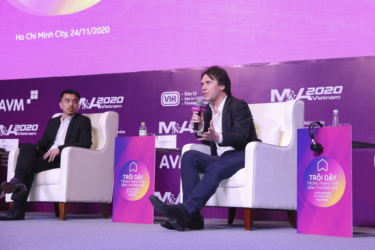 Ông Denis Brunetti, Chủ tịch Kl994 game bài casino hấp dẫn Ericsson Việt Nam, Myanmar, Campuchia và Lào trao đổi tại phiên 2 Diễn đàn M&amp;A 2020. Ảnh: Lê Toàn.