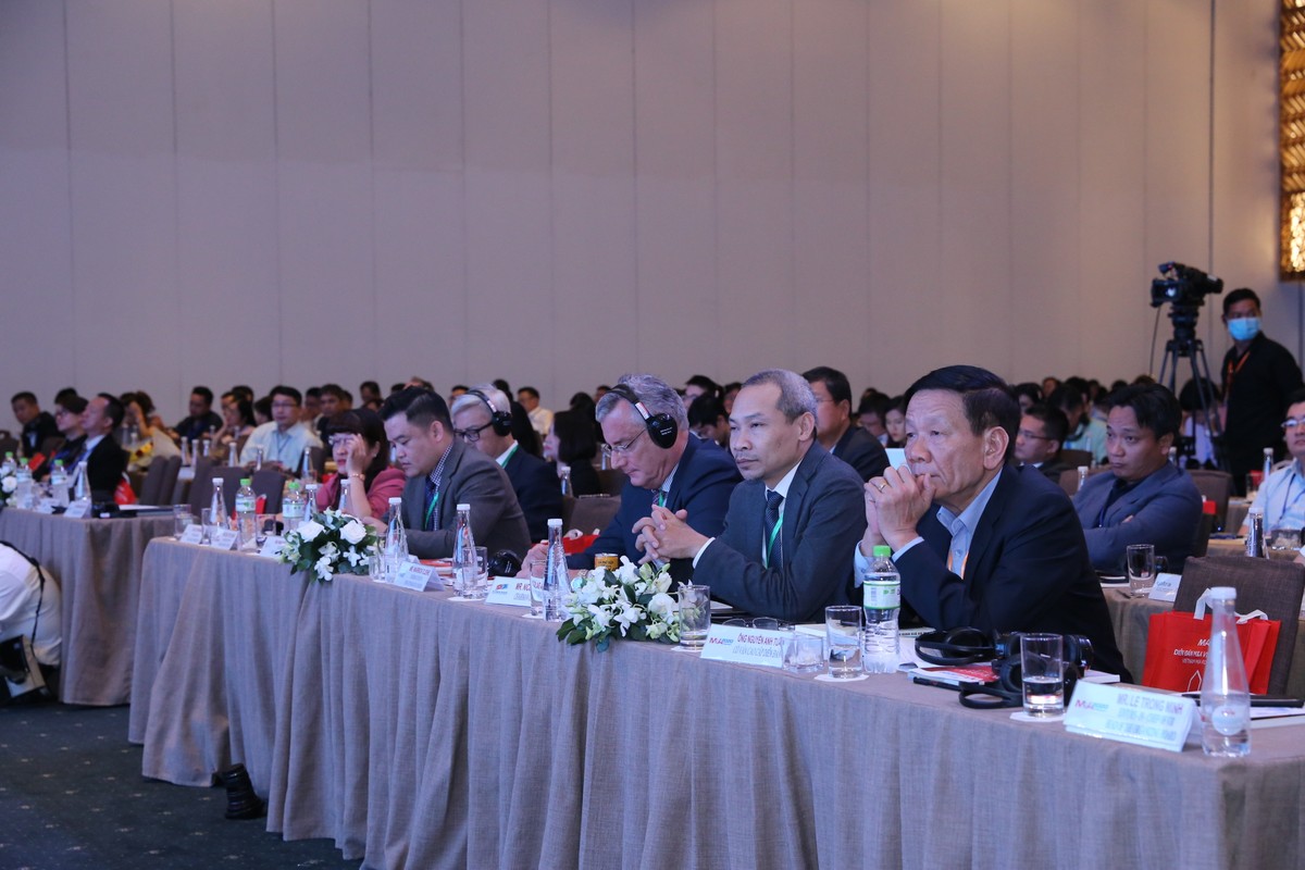 Phần trao đổi của các diễn giả trong phiên 2 thu hút sự chú ý của các đại biểu tham dự Diễn đàn. Ảnh: Lê Toàn.