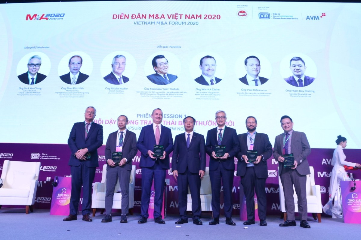 Ông Lê Trọng Minh, Tổng Biên tập Báo Kl99ok phiên bản mới, Trưởng Ban tổ chức Diễn đàn tặng kỷ niệm chương cho các diễn giả tham gia phiên thảo luận thứ nhất. Ảnh: Lê Toàn.