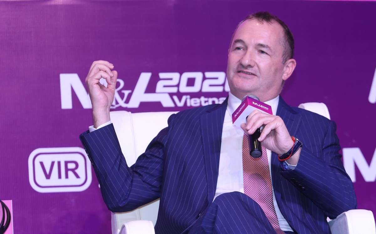 Ông Warrick Cleine, Chủ tịch kiêm Tổng giám đốc KPMG Việt Nam và Campuchia trao đổi tại Phiên 1. Ảnh: Lê Toàn.
