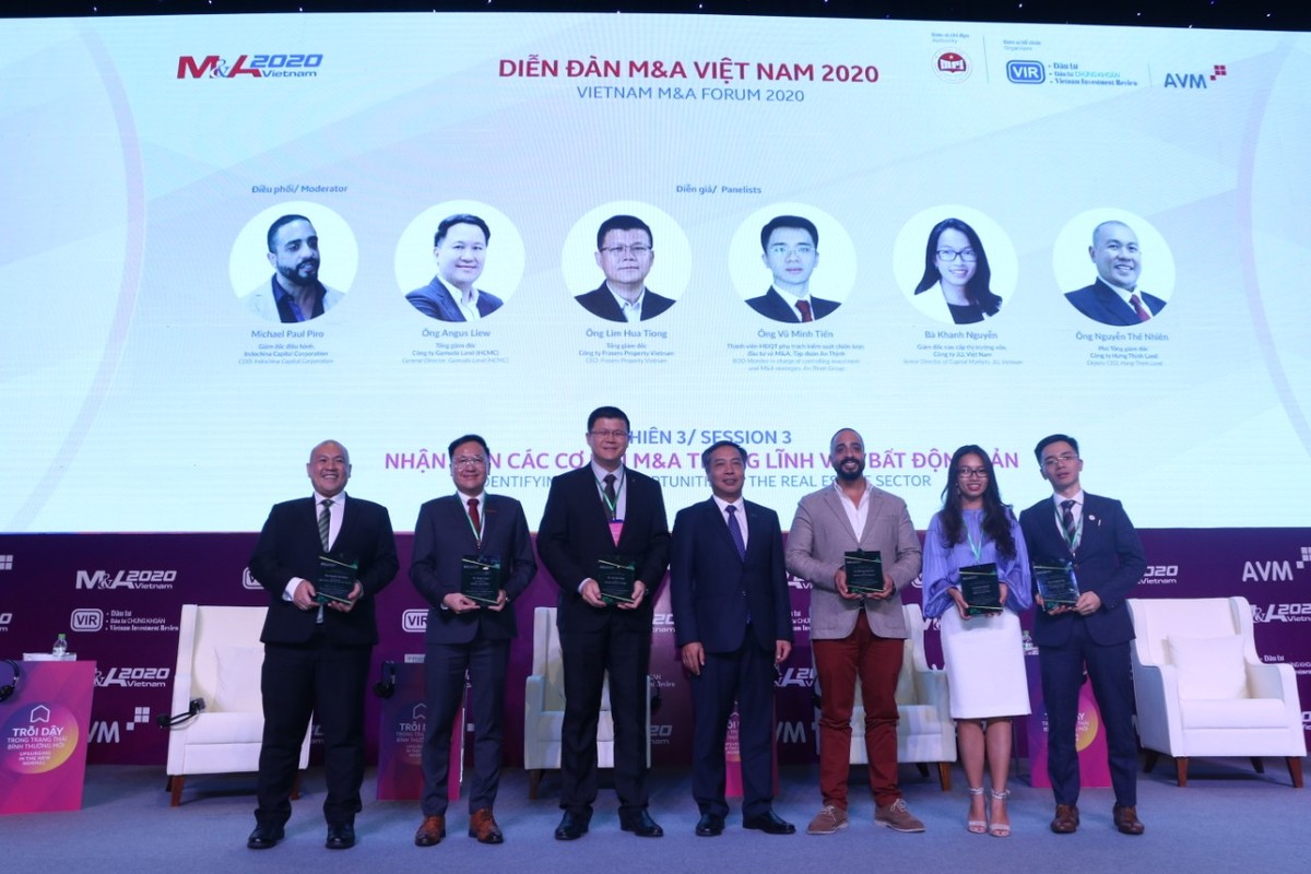 Ông Lê Trọng Minh, Tổng Biên tập Báo Kl99ok phiên bản mới, Trưởng ban tổ chức Diễn đàn M&amp;A 2020 tặng kỷ niệm chương cho các diễn giả tham gia phiên thảo luận thứ 3. Ảnh: Lê Toàn.