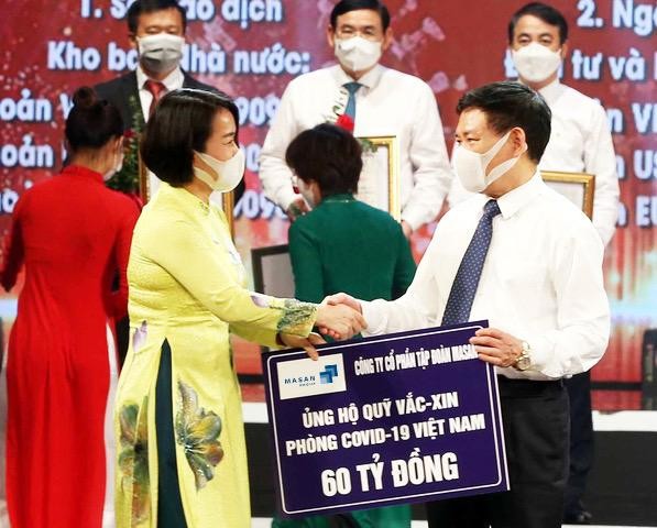 Bà Nguyễn Thị Phương, Phó tổng giám đốc thường trực Công ty VinCommerce đại diện Kl994 game bài casino hấp dẫn Masan trao 60 tỷ đồng đến Quỹ vaccine phòng chống COVID-19.
