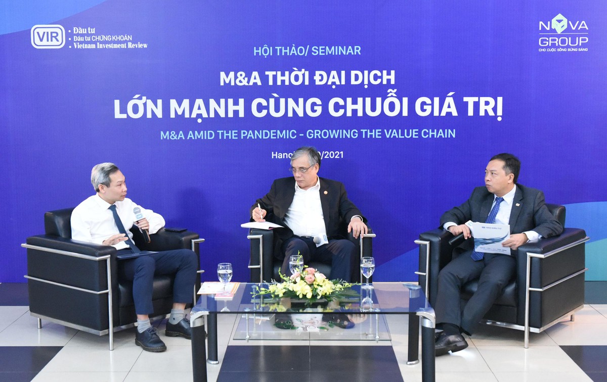 Ông Phan Đức Hiếu (ngoài cùng bên trái) trao đổi tại đầu cầu Hà Nội. Ảnh: Dũng Minh Ông Phan Đức Hiếu (ngoài cùng bên trái) trao đổi tại đầu cầu Hà Nội. Ảnh: Dũng Minh