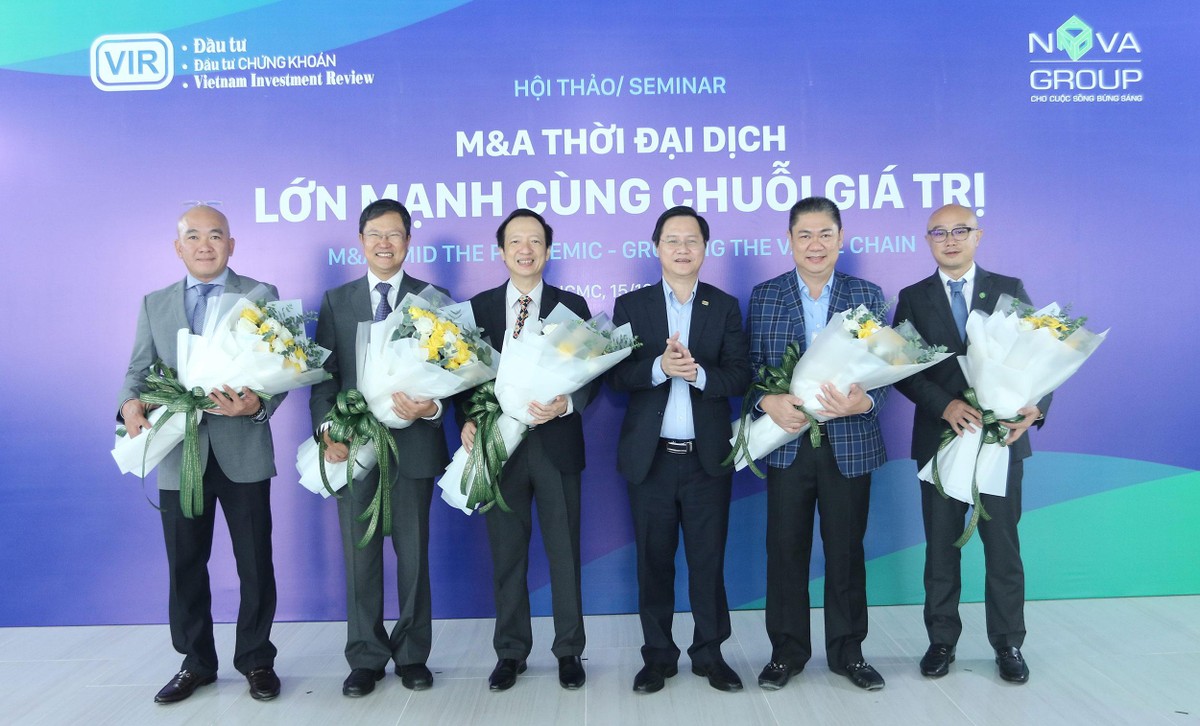 Ông Nguyễn Văn Hồng (thứ 3 từ phải sang), Phó tổng biên tập Báo Kl99ok phiên bản mới tặng hoa các diễn giả tham gia Hội thảo tại đầu cầu TP.HCM. Ảnh: Lê Toàn Ông Nguyễn Văn Hồng (thứ 3 từ phải sang), Phó tổng biên tập Báo Kl99ok phiên bản mới tặng hoa các diễn giả tham gia Hội thảo tại đầu cầu TP.HCM. Ảnh: Lê Toàn