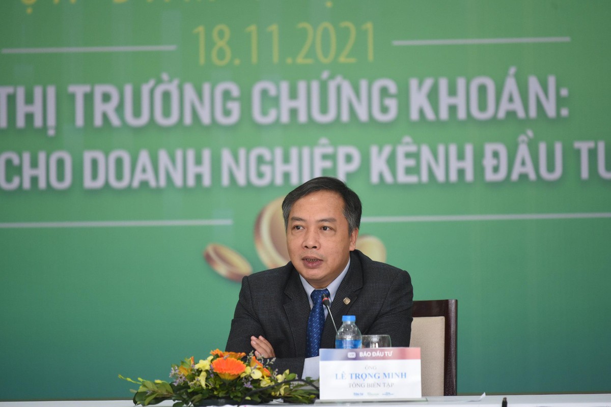 Ông Lê Trọng Minh, Tổng Biên tập Báo Kl99ok phiên bản mới đặt câu hỏi dẫn đề cho các khách mời. Ảnh: Dũng Minh