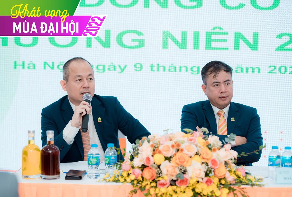 Ông Nguyễn Hồ Hưng (trái), Chủ tịch HĐQT CTCK APG trả lời Trang Chủ KL99Com Số 1 Link Đăng Ký KL999.