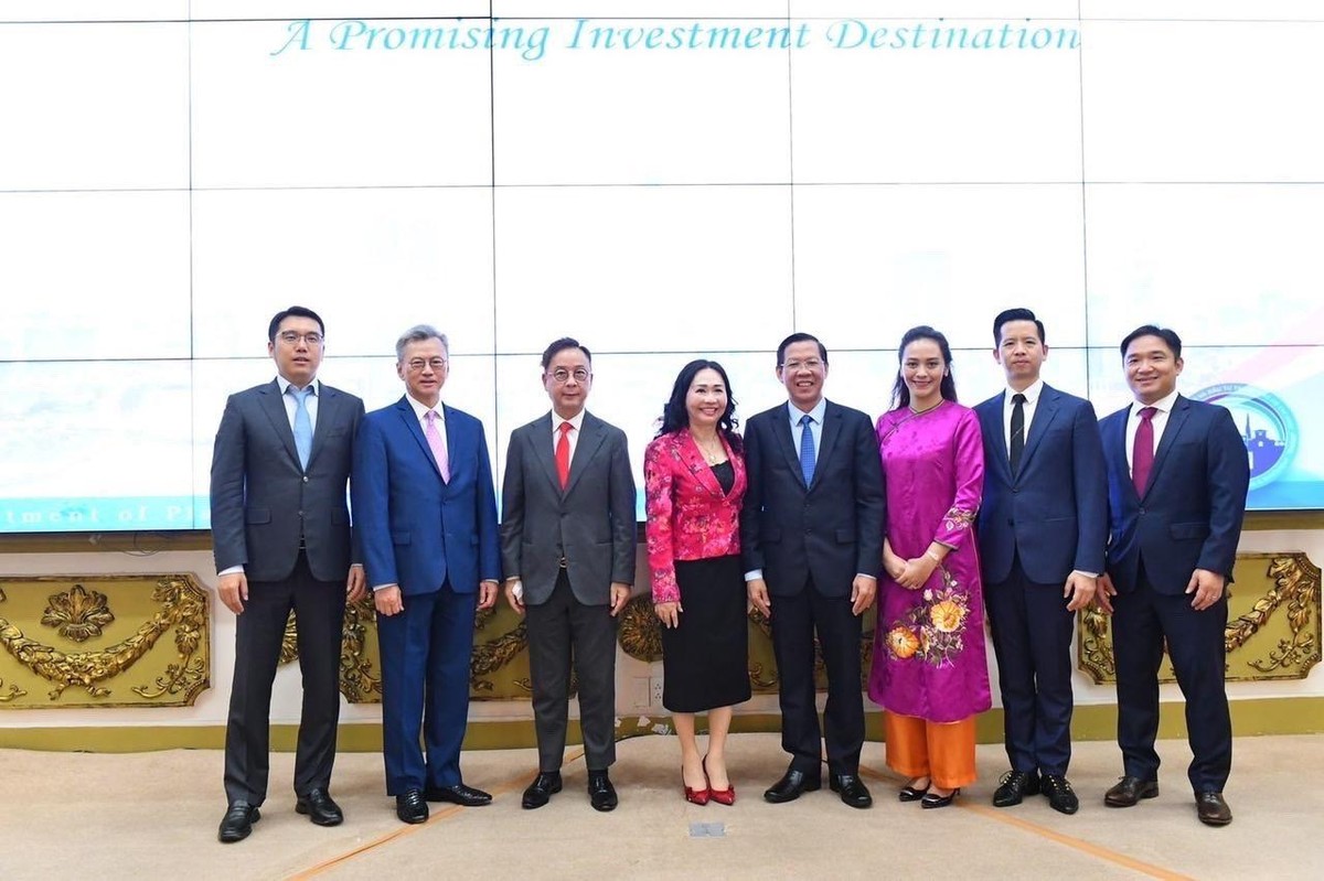 Lãnh đạo TP. Hồ Chí Minh chụp ảnh lưu niệm với các nhà Kl99ok phiên bản mới Vạn Thịnh Phát, ORIX Corporation và CK Asset Holdings Limited Group.