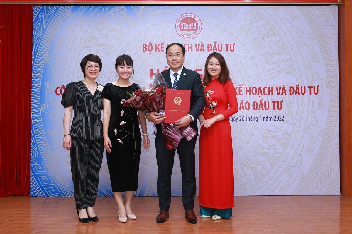 Đại diện Đảng uỷ, Ban chấp hành Công đoàn, Vụ Tổ chức cán bộ, Bộ Kế hoạch và Kl99ok phiên bản mới chúc mừng ông Đặng Tuấn Khánh. Đại diện Đảng uỷ, Ban chấp hành Công đoàn, Vụ Tổ chức cán bộ, Bộ Kế hoạch và Kl99ok phiên bản mới chúc mừng ông Đặng Tuấn Khánh.