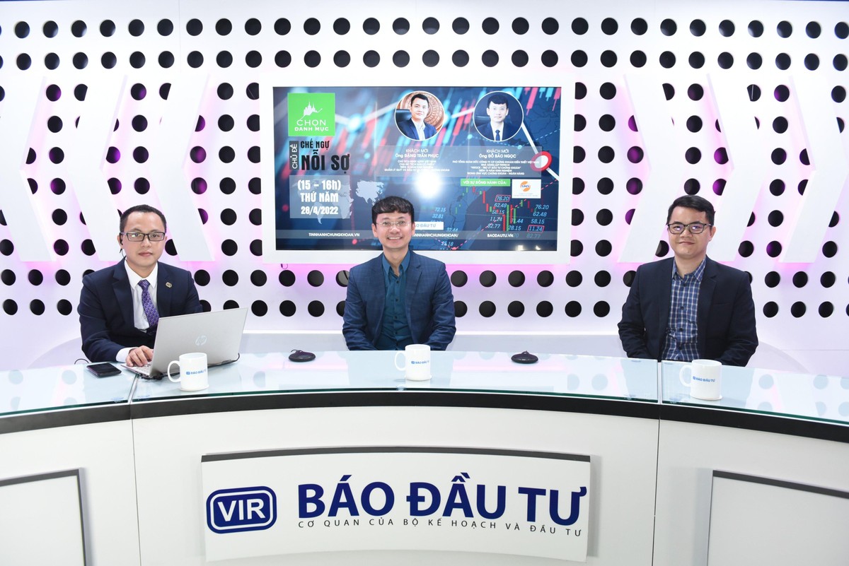 Các chuyên gia tham gia chương trình Talkshow Chọn danh mục chủ đề "Chế ngự nỗi sợ": Ông Đỗ Bảo Ngọc (giữa), Phó tổng giám đốc CTCK Kiến Thiết Việt Nam và ông Đặng Trần Phục (ngoài cùng bên phải), Chủ tịch Công ty AZFin Việt Nam.
