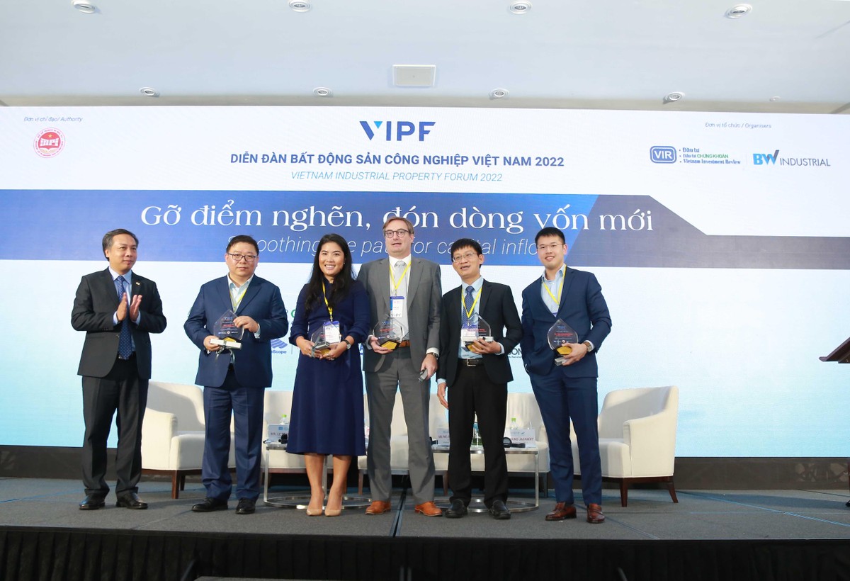 Các diễn giả của Phiên 1 - Tháo gỡ điểm nghẽn, đón Kl993 nền tảng giải trí mới của Diễn đàn Web Tổng Nhà Cái 99Kl99 Giải Trí Bậc Nhất công nghiệp Việt Nam 2022 nhận kỷ niệm chương của Ban Tổ chức.