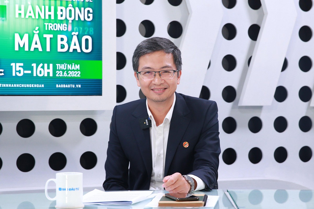 Ông Ngô Thế Hiển, Giám đốc Phân tích CTCK SHS chia sẻ tại Talkshow Chọn Danh mục kỳ 9 chiều 23/6. Ảnh: Chí Cường