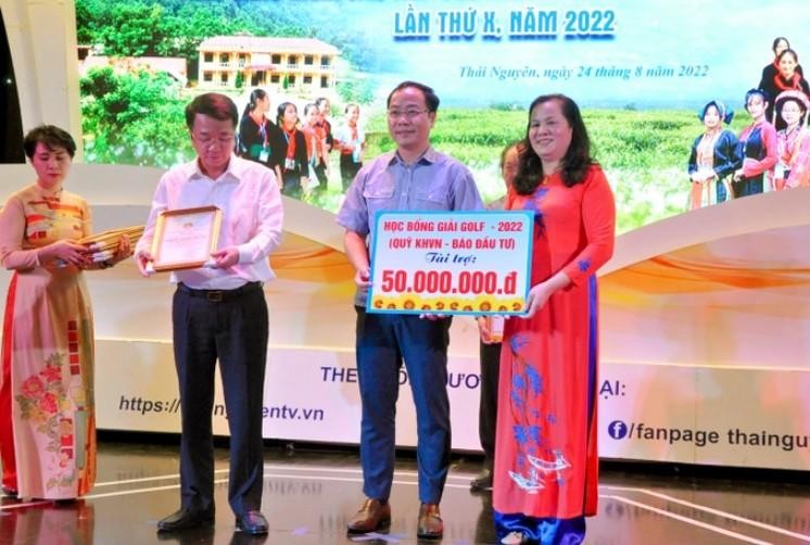 Ông Đặng Tuấn Khánh, Ủy viên Ban Biên tập Báo Kl99ok phiên bản mới trao học bổng của Quỹ học bổng Swing for the Kids tại Chương trình