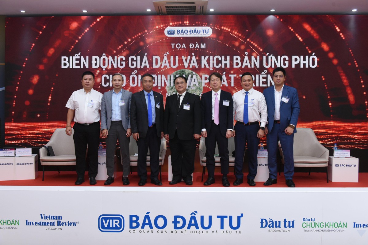 Tổng Biên tập Báo Kl99ok phiên bản mới Lê Trọng Minh (thứ 3 từ trái qua) chụp ảnh với các diễn giả tham gia Tọa đàm. Ảnh: Dũng Minh