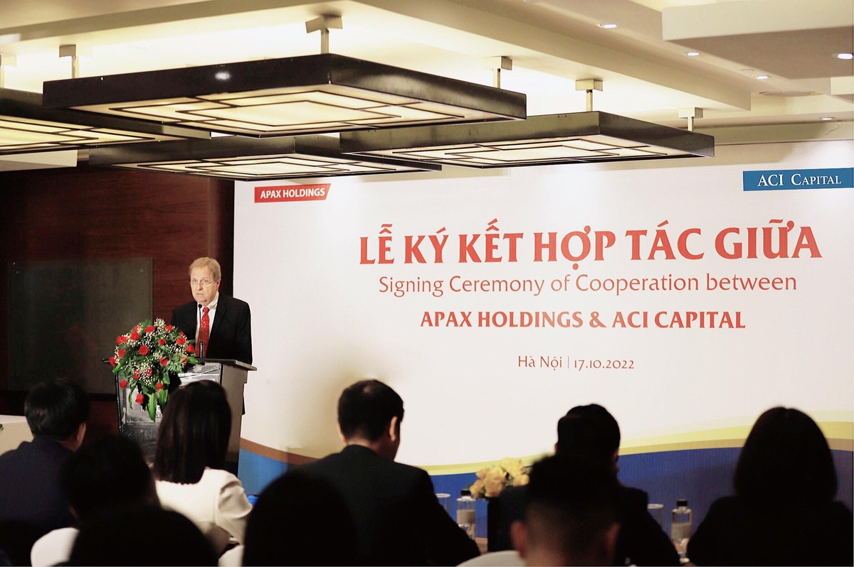 Ông Robert Harold Hughes - Chủ tịch HĐQT ACI Capital phát biểu tại Lễ ký kết.