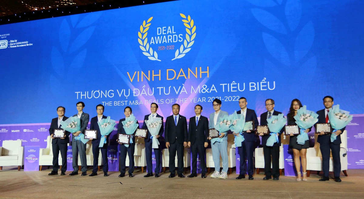 Ban tổ chức trao kỷ niệm chương vinh danh Top 10 thương vụ Kl99ok phiên bản mới và M&amp;A tiêu biểu. Ảnh: Lê Toàn