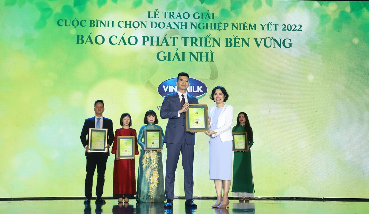 Bà Trần Anh Đào, Phó tổng giám đốc phụ trách HOSE trao giải Nhì Báo cáo phát triển bền vững cho Vinamilk. Ảnh: Lê Toàn