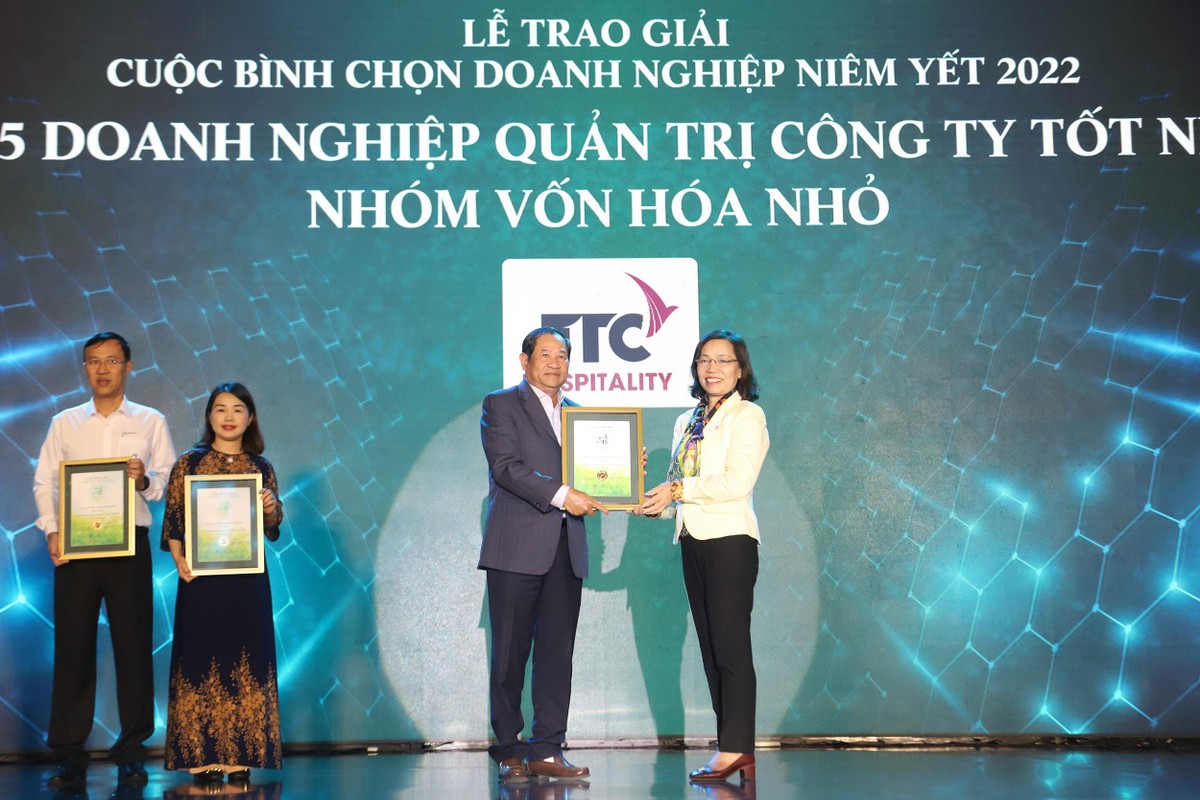 Bà Hà Thị Thu Thanh, Chủ tịch Viện Thành viên Hội đồng quản trị Việt Nam (VIOD) trao giải Quản trị công ty cho các Kl991.com World Cup 2026 Chính Thức nhóm vốn hóa nhỏ. Ảnh: Lê Toàn