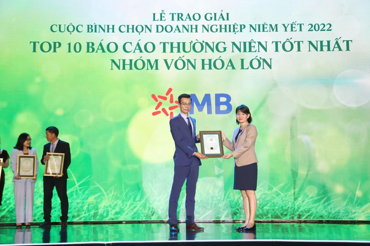 Ông Đàm Nhân Đức, Giám đốc Chiến lược MB đại diện nhận giải Top 10 BCTN tốt nhất nhóm vốn hóa lớn. Ảnh: Lê Toàn