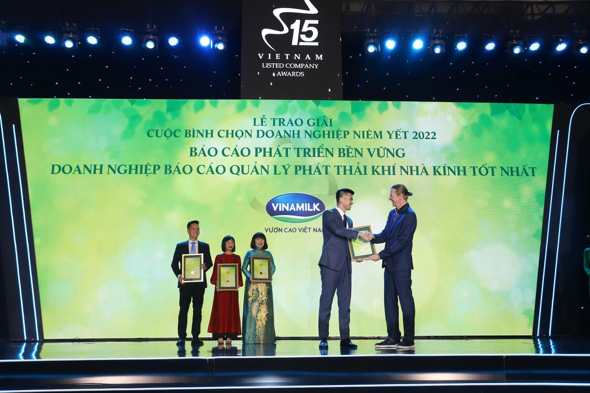 Ông Dominic Scriven, Chủ tịch Dragon Capital trao giải cho đại diện Vinamilk Hạng mục Phát triển bền vững. Ảnh: Lê Toàn
