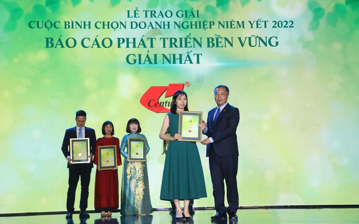 Ông Lê Trọng Minh, Tổng Biên tập Báo Kl99ok phiên bản mới trao giải Nhất Hạng mục Báo cáo phát triển bền vững cho Sợi Thế Kỷ. Ảnh: Lê Toàn