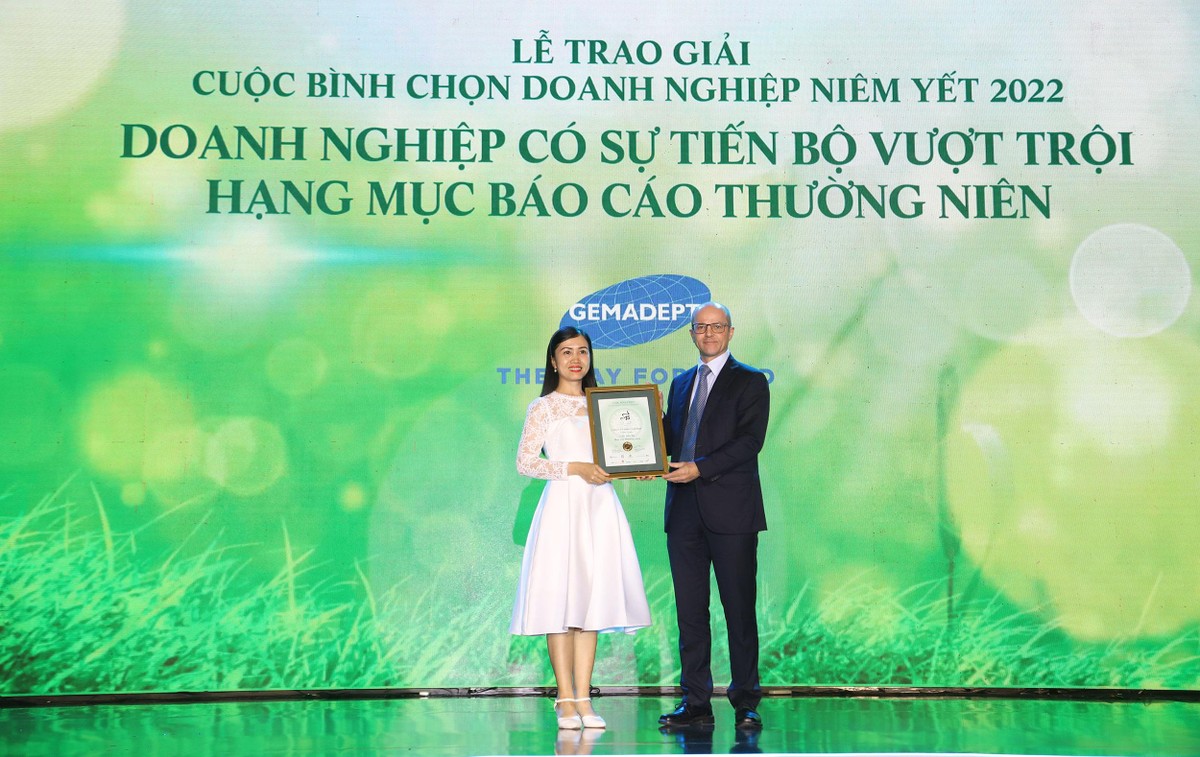 Ông Beat Schuerch Tổng giám đốc Công ty Dragon Capital trao giải Kl991.com World Cup 2026 Chính Thức có sự tiến bộ vượt trội Hạng mục BCTN cho Gemadept. Ảnh: Lê Toàn