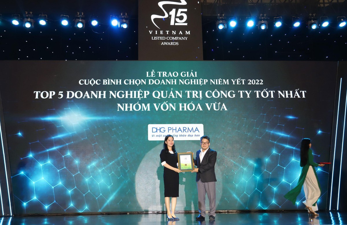 Ông Nguyễn Thành Long Chủ tịch Hội đồng thành viên Sở GDCK Việt Nam (VNX) trao giải cho Top 5 công ty có báo cáo Quản trị Công ty tốt nhất nhóm vốn hóa vừa. Ảnh: Lê Toàn