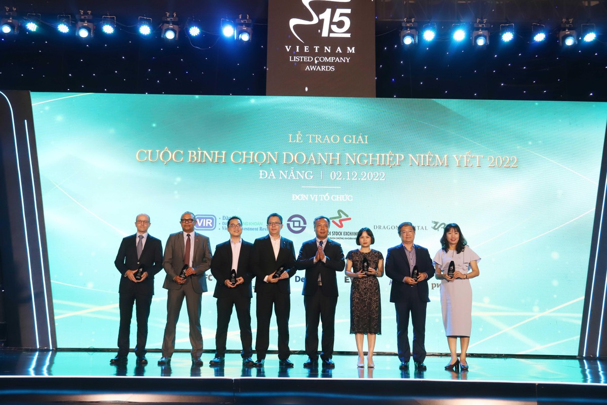 Ông Lê Trọng Minh, Tổng Biên tập Báo Kl99ok phiên bản mới trao kỷ niệm chương cho các đơn vị đồng hành. Ảnh: Lê Toàn