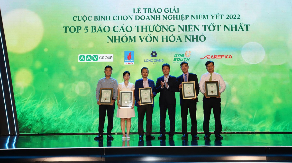 Ông Nguyễn Tuấn Anh (thứ 3 từ phải qua), Phó tổng Giám đốc thường trực Sở GDCK Hà Nội (HNX) trao giải BCTN tốt nhất cho nhóm vốn hóa nhỏ. Ảnh: Lê Toàn