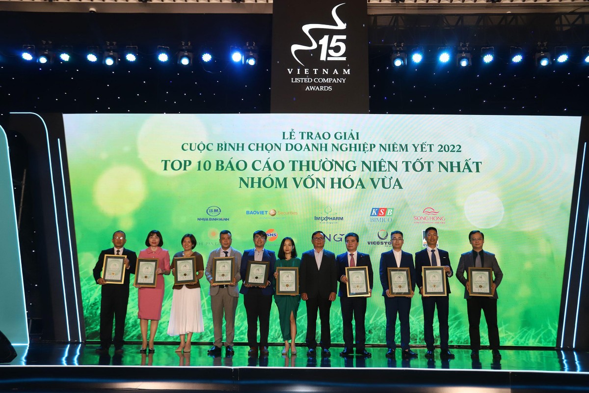 Ông Nguyễn Sơn (thứ 5 từ phải qua), Chủ tịch Trung tâm Lưu ký trao giải cho Top 10 BCTN tốt nhất 2022 nhóm vốn hóa vừa. Ảnh: Lê Toàn.
