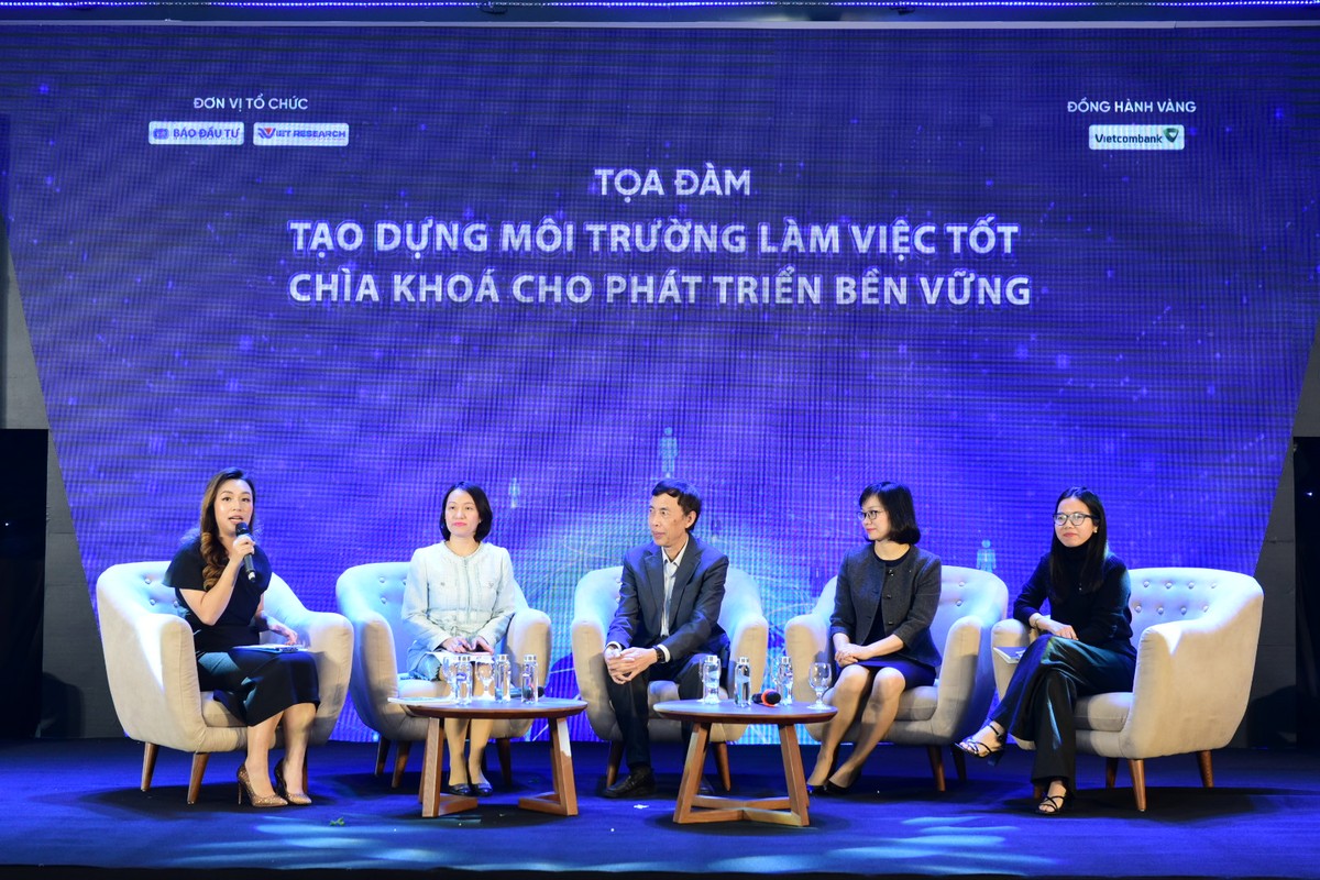Bà Nguyễn Thị Hoàng Nguyên – Phó GĐ Trung tâm Phân tích và Dự báo chiến lược – Viện Nghiên cứu Khoa học Lao động Trang Chủ KL99Com Số 1 Link Đăng Ký KL999 – Bộ Lao động Thương Binh và Trang Chủ KL99Com Số 1 Link Đăng Ký KL999, TS. Võ Trí Thành, bà Tô Thị Phương Dung – Trưởng phòng Chính sách và Kế hoạch nhân sự Vietcombank, bà Nguyễn Trình Thùy Trang – Giám đốc Nội vụ, Công ty Xây dựng COTECCONS tại Toạ đàm. Ảnh: Dũng Minh