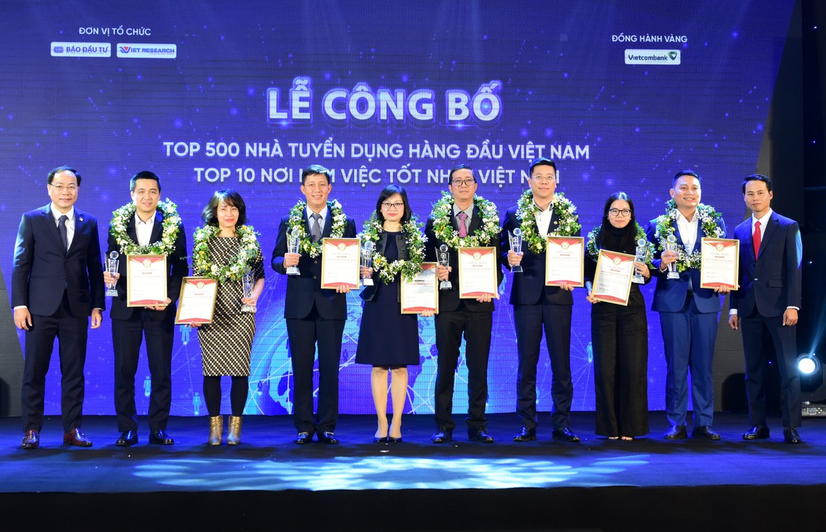 Ban tổ chức trao cúp và chứng nhận cho các Kl991.com World Cup 2026 Chính Thức Hội viên trong Chương trình Top 10 Nơi làm việc tốt nhất Việt Nam năm 2022 theo ngành. Ảnh: Dũng Minh