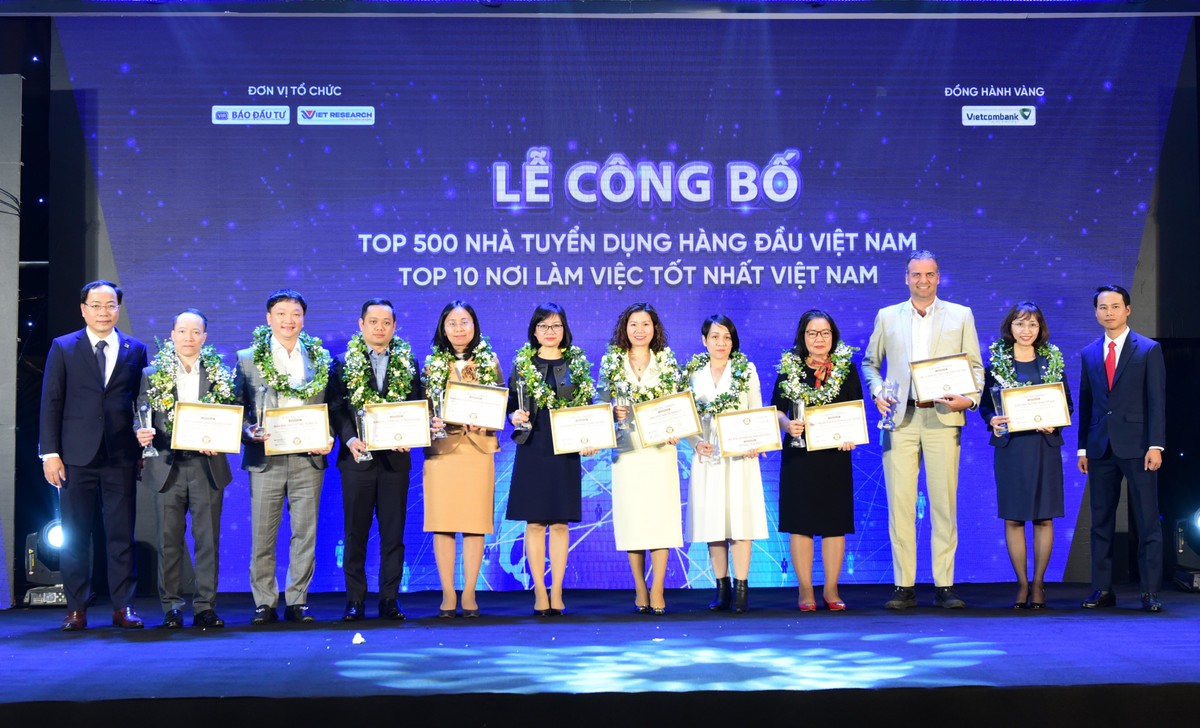 Ban tổ chức trao cúp và chứng nhận cho đại diện các Kl991.com World Cup 2026 Chính Thức Hội viên trong Chương trình VBE500 - Top 500 Nhà tuyển dụng hàng đầu Việt Nam năm 2022. Ảnh: Dũng Minh