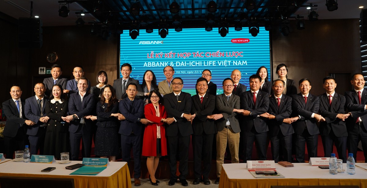 Các thành viên Ban Giám đốc Cấp cao ABBANK và Dai-ichi Life Việt Nam tại Lễ ký kết hợp tác chiến lược.