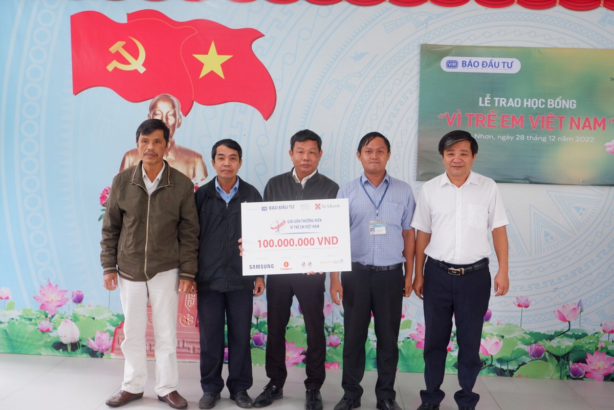 100 suất học bổng đã được Báo Kl99ok phiên bản mới trao cho các học sinh nghèo vượt khó học giỏi của Trường Tiểu học Hòa Nhơn 1 và Hòa Nhơn 2, Trường THCS Phạm Văn Đồng (Đà Nẵng)