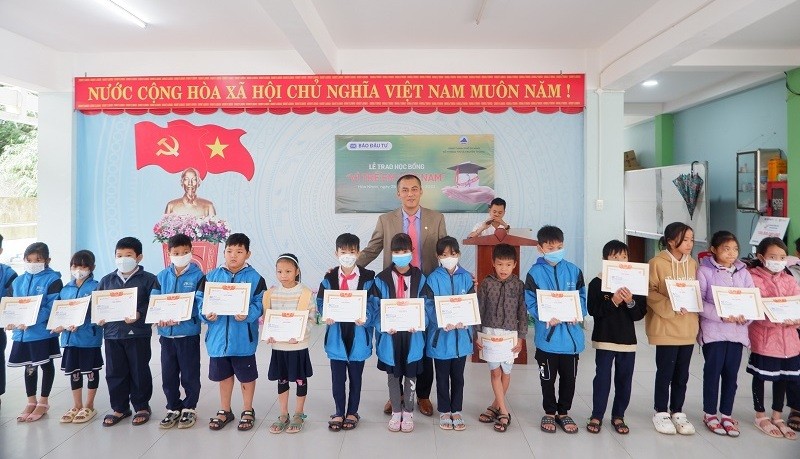 Ông Nguyễn Hữu Thiện, Giám đốc khu vực 2 miền Trung - Link Vào Nhà Cái KL99 COM Tặng +199k SeABank tại buổi trao học bổng. Ảnh: N.T