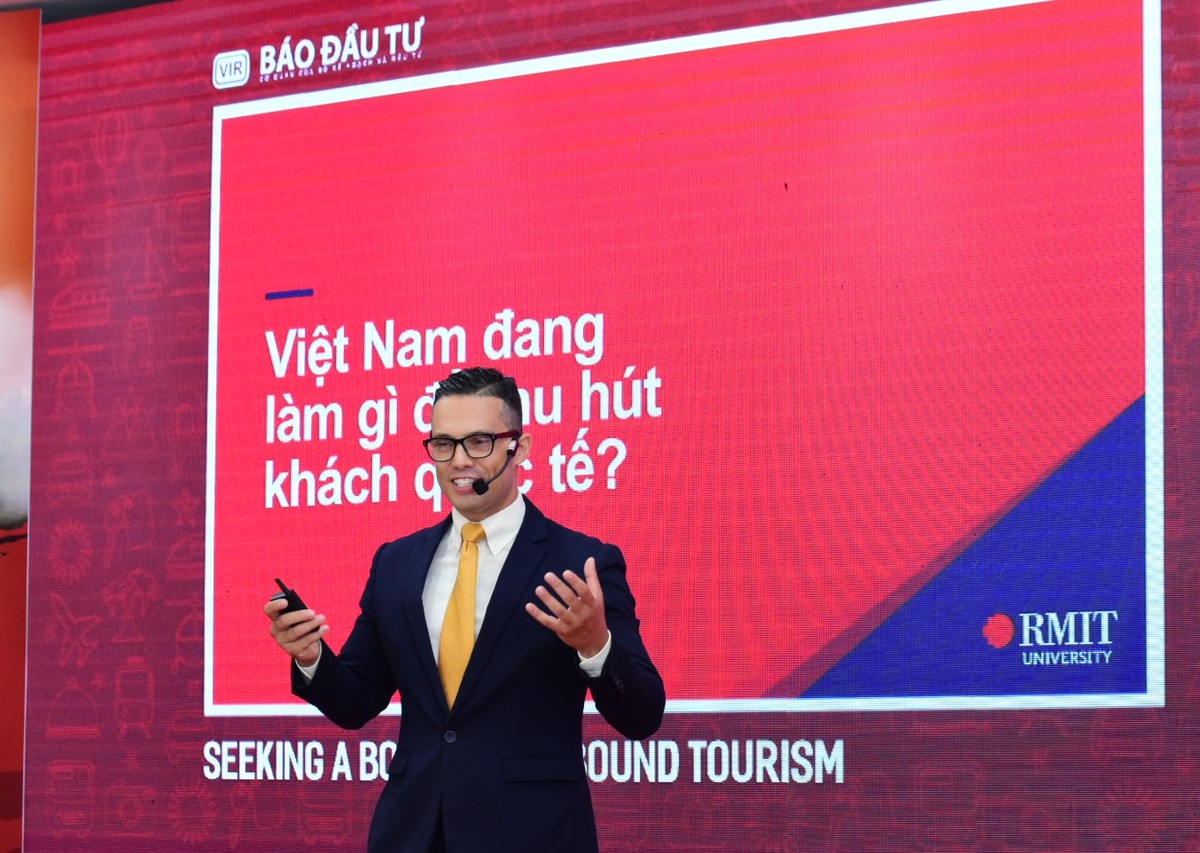 Tiến sĩ Nuno F. Ribeiro, Phó chủ nhiệm cấp cao bộ môn Quản trị du lịch và khách sạn, Đại học RMIT Việt Nam trình bày tham luận tại Tọa đàm. Ảnh: Dũng Minh