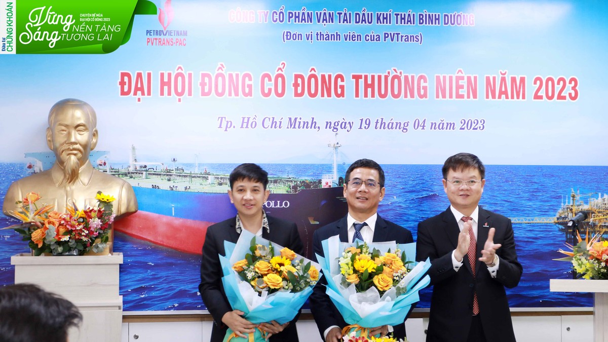 Ông Hoàng Đức Chính chúc mừng hai thành viên HĐQT mới được bầu là ông Lê Mạnh Tuấn (ở giữa) và ông Trần Duy Tân (bên trái). Ảnh: Lê Toàn