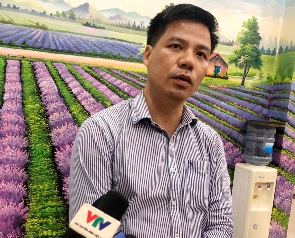 Ông Lê Minh Kha, Phó tổng giám đốc Công ty cổ phần Khách sạn và Du Lịch Thiên Thai trả lời phỏng vấn báo chí bên lề Hội thảo. Ảnh H.Y