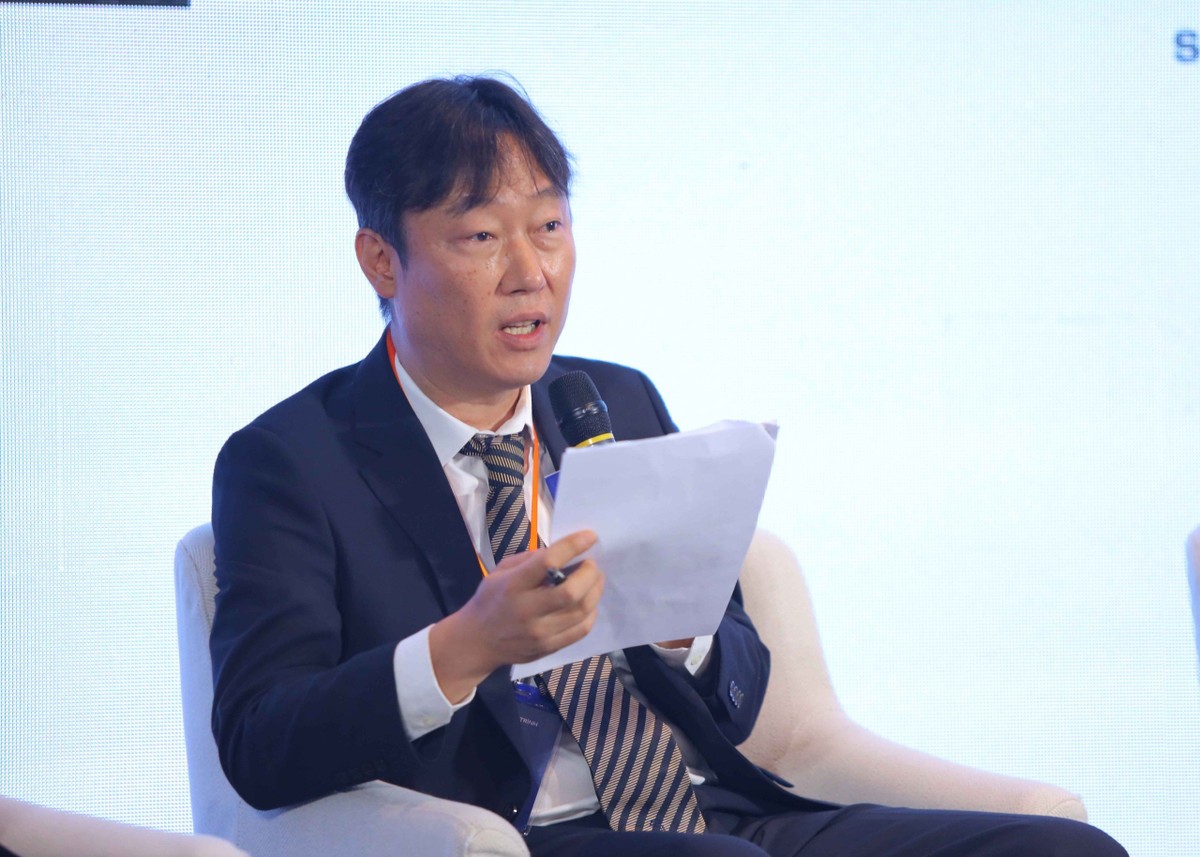Ông Choi Kyu Chul, Phó chủ tịch Kocham chia sẻ tại phiên thảo luận thứ nhất. Ảnh: Lê Toàn