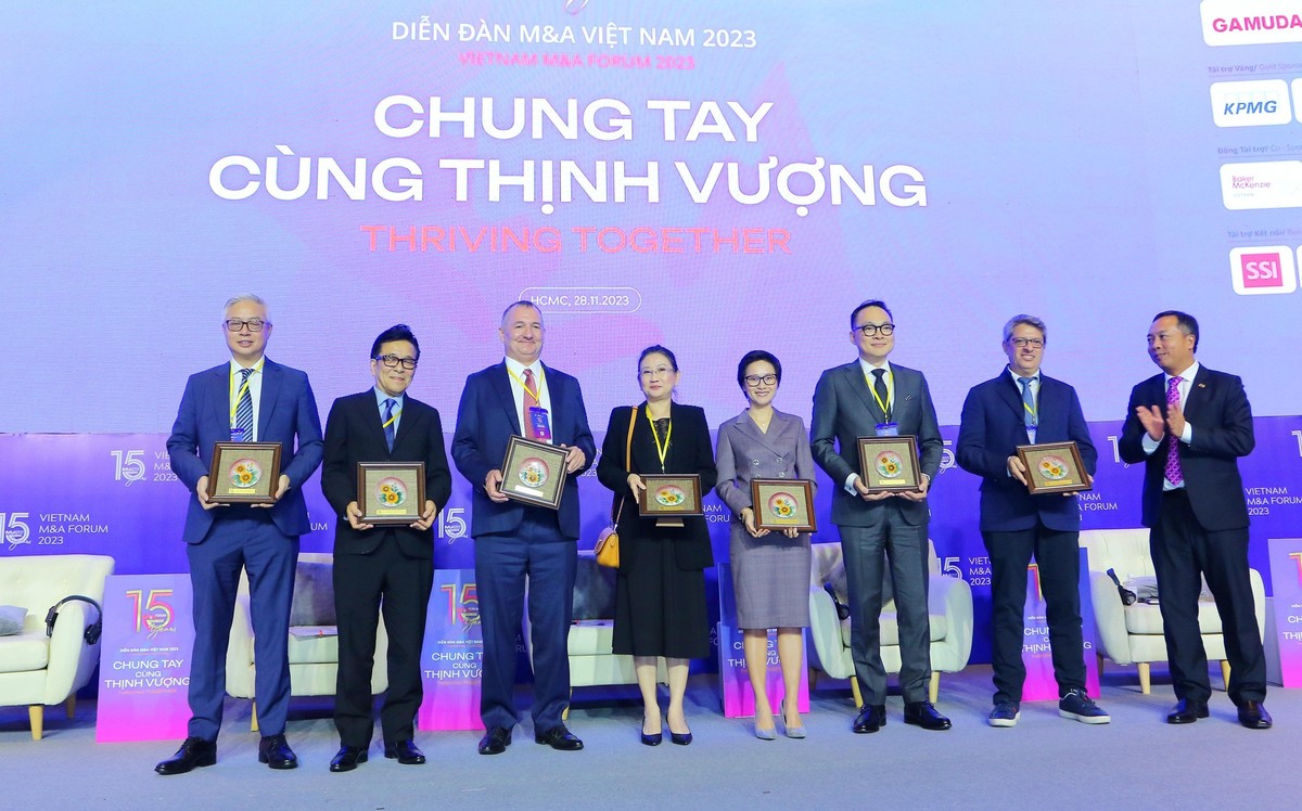 Ông Lê Trọng Minh (ngoài cùng bên phải), Tổng Biên tập Báo Kl99ok phiên bản mới, Trưởng Ban tổ chức Diễn đàn M&amp;A Việt Nam 2023 tặng kỷ niệm chương cám ơn các diễn giả tham gia phiên thảo luận 1.
