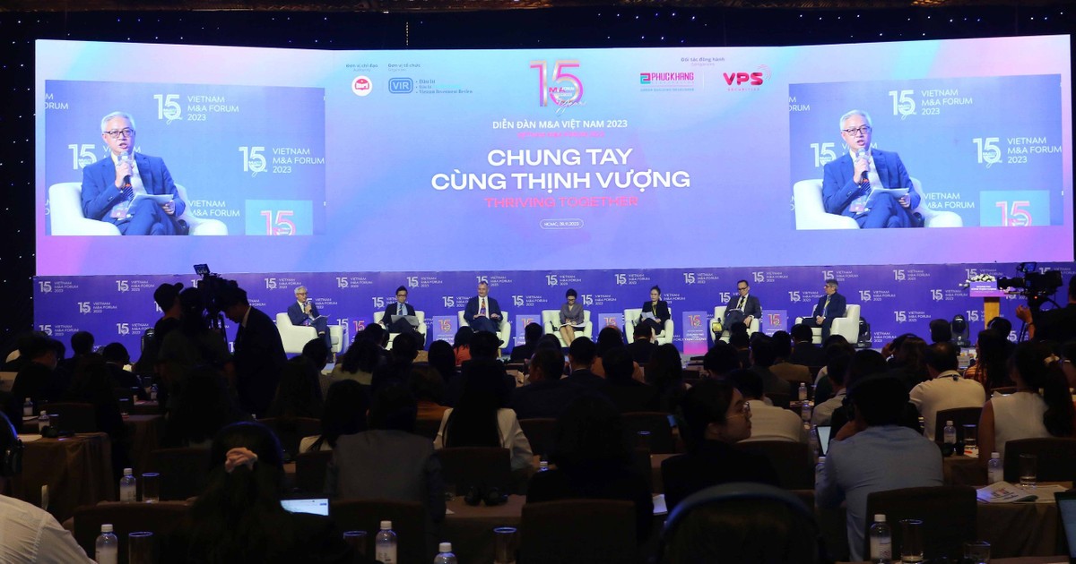 Ông Seck Yee Chung đặt câu hỏi dẫn đề cho các diễn giả.