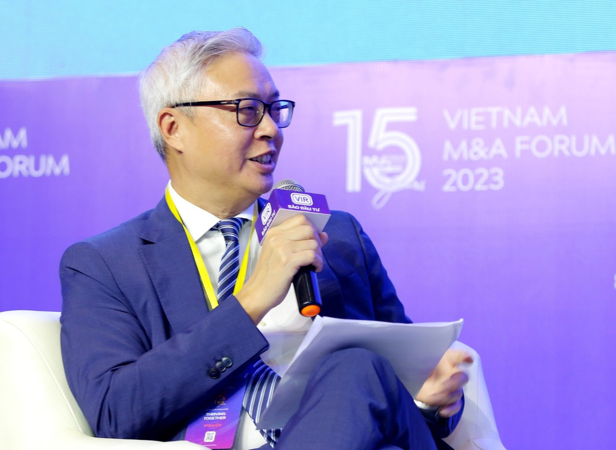 Ông Seck Yee Chung đặt câu hỏi dẫn đề cho các diễn giả.
