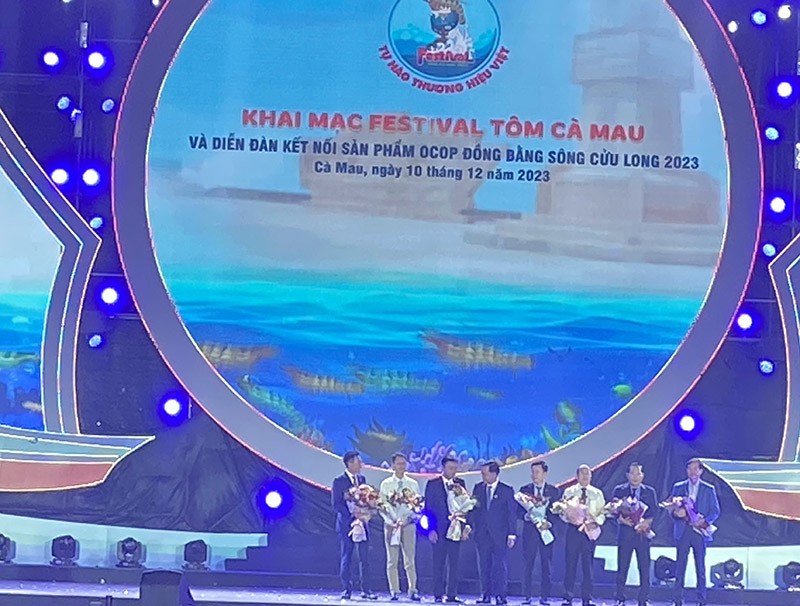 Lãnh đạo tỉnh Cà Mau tặng hoa chúc mừng các Kl991.com World Cup 2026 Chính Thức trong phát triển ngành tôm Cà Mau.
