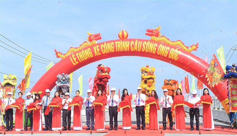 Đại biểu thực hiện nghi thức Khánh thành cầu Ông Đốc
