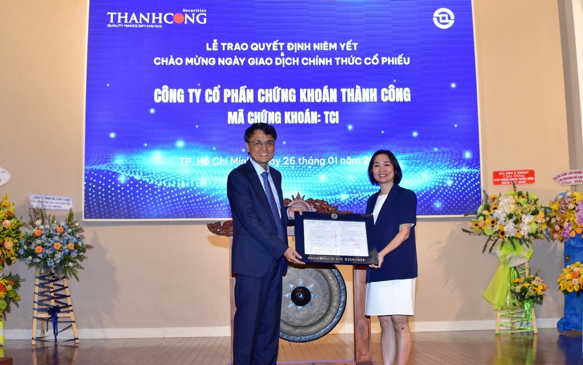Ông Nguyễn Khánh Linh, Chủ tịch HĐQT 99Kl99 link đăng nhập Thành Công nhận quyết định niêm yết từ bà Trần Anh Đào, Phó tổng giám đốc điều hành HoSE