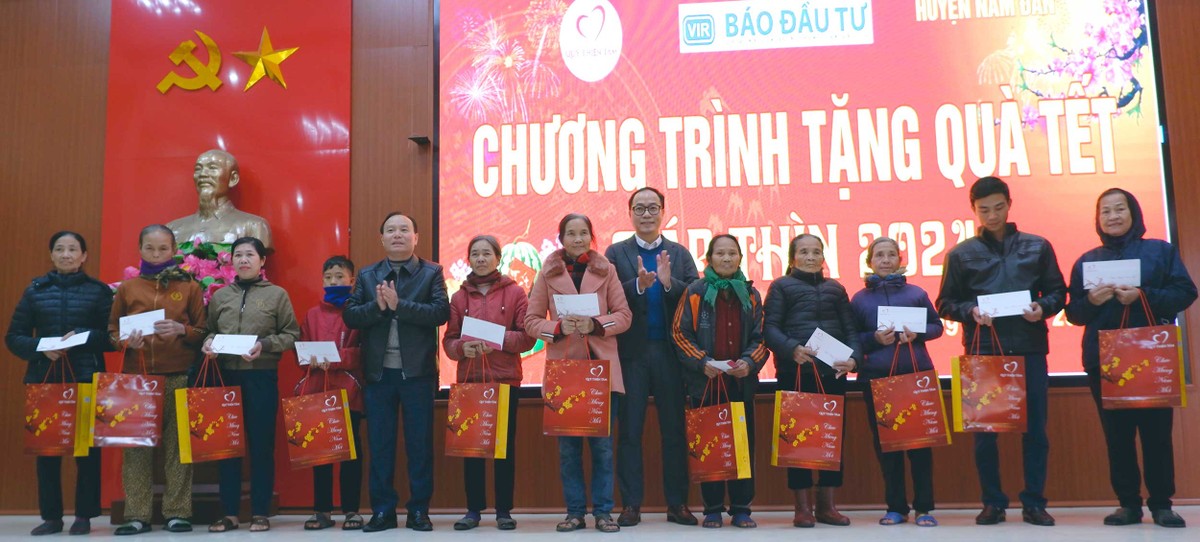 Lãnh đạo Báo Kl99ok phiên bản mới và huyện Nam Đàn tặng quà cho người dân