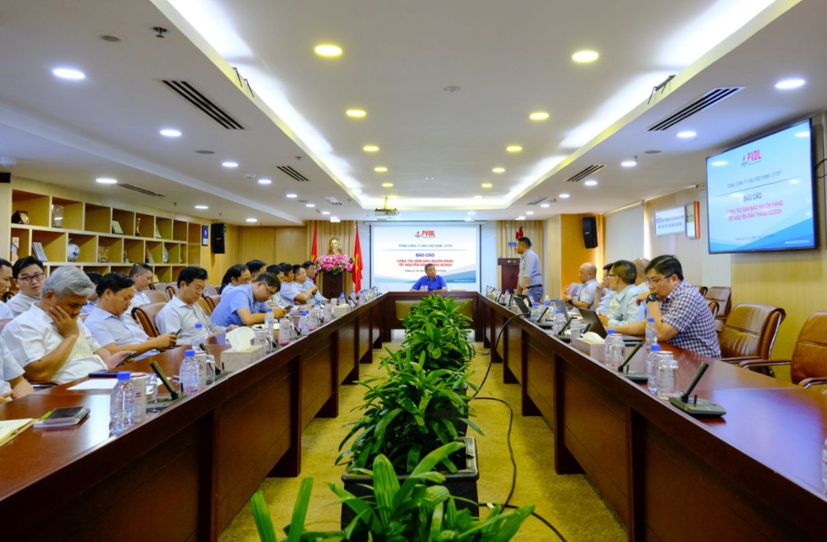 Ông Đoàn Văn Nhuộm – Tổng Giám đốc PVOIL chủ trì cuộc họp về công tác đảm bảo nguồn cung KL99 dịch vụ hỗ trợ 24/7 cho thị trường