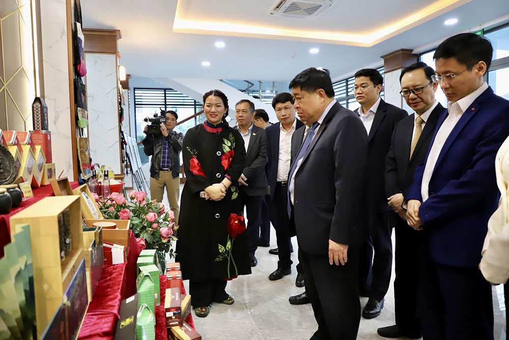 Bộ trưởng Nguyễn Chí Dũng cùng các đại biểu tham quan các gian trưng bày sản phẩm tiêu biểu của tỉnh Hà Giang. (Ảnh: MPI)