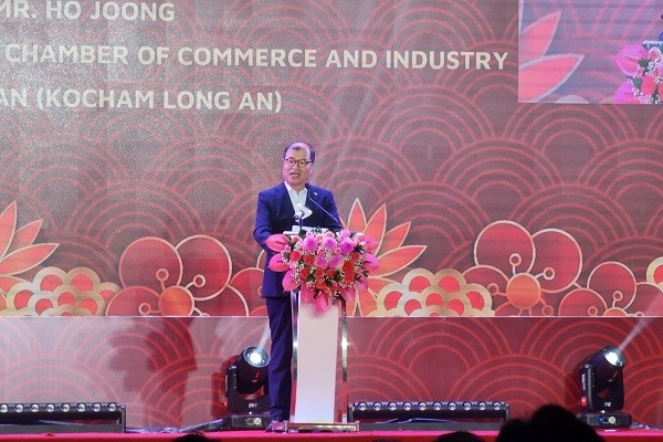 Ông Ho Joong, Chủ tịch Hội Thương mại và Công nghiệp Hàn Quốc tại Long An đánh giá cao môi trường Kl99ok phiên bản mới tại Long An. (Ảnh: Việt Dũng)