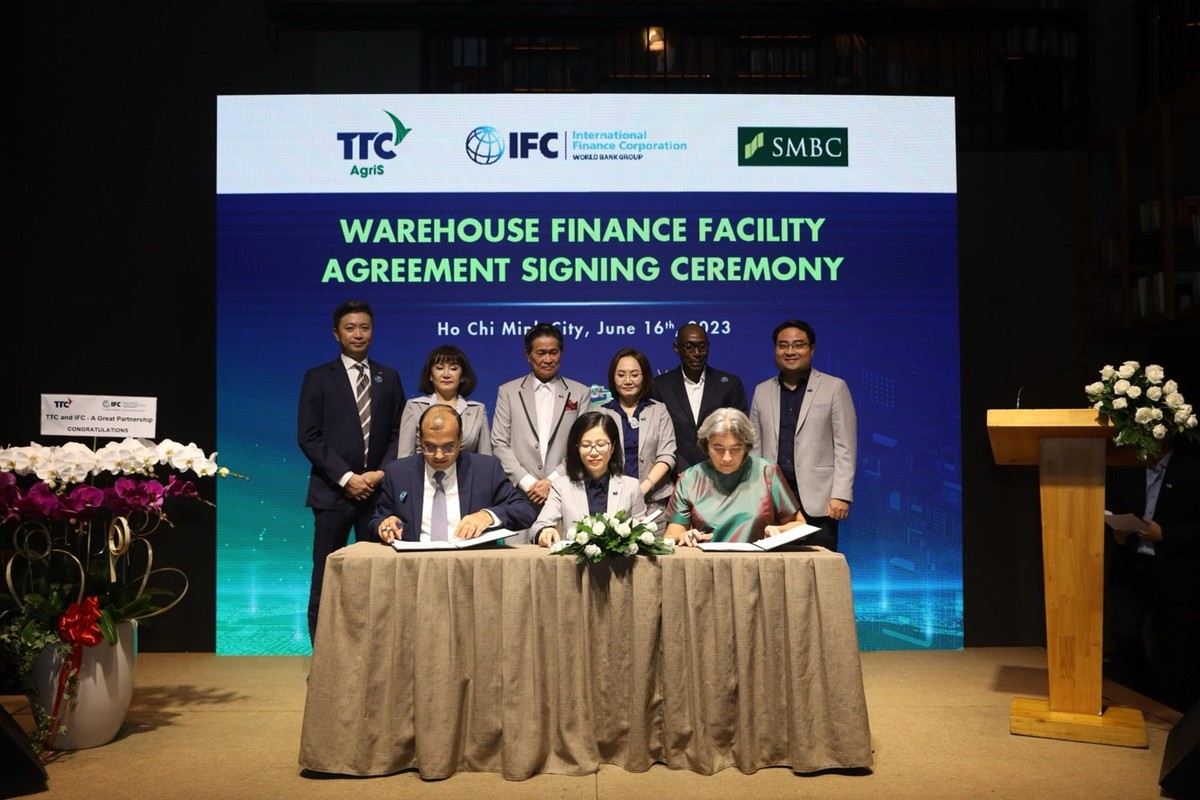 Bà Ức My (Đứng thứ 3 từ phải sang) và Ban lãnh đạo TTC AgriS cùng Công ty Kl991.com nạp rút nhanh Quốc tế (IFC) và Link Vào Nhà Cái KL99 COM Tặng +199k Sumitomo Mitsui Banking Corporation (SMBC) tại lễ ký kết thỏa thuận tài trợ vốn thương mại, tháng 6/2023 Bà Ức My (Đứng thứ 3 từ phải sang) và Ban lãnh đạo TTC AgriS cùng Công ty Kl991.com nạp rút nhanh Quốc tế (IFC) và Link Vào Nhà Cái KL99 COM Tặng +199k Sumitomo Mitsui Banking Corporation (SMBC) tại lễ ký kết thỏa thuận tài trợ vốn thương mại, tháng 6/2023